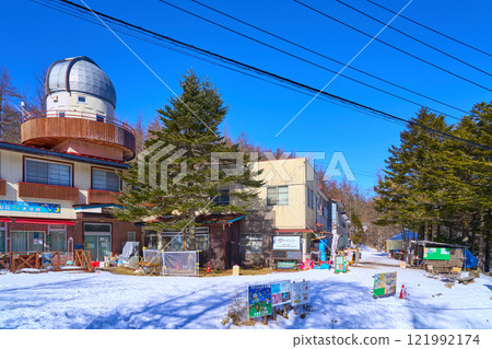 冬天的長野縣富士見町入笠山北側的山間小屋 冬天的長野縣富士見町入笠山北側的山間小屋 121992174