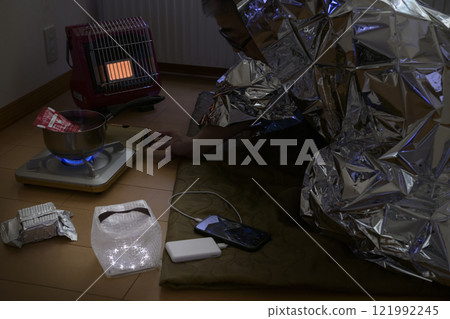 Evacuating from home (winter) 121992245