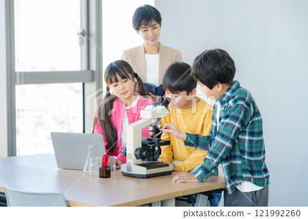 小學生用顯微鏡觀察 121992260
