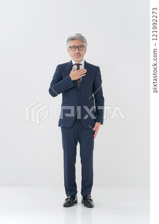 一個穿西裝的老人的肖像 121992273