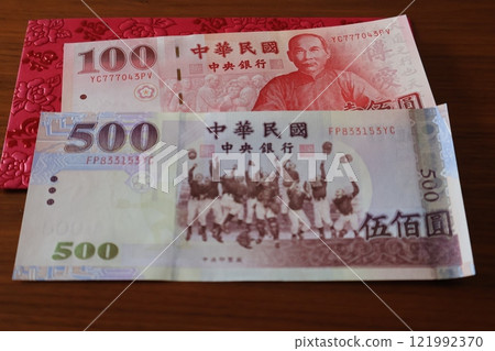 Taiwanese banknotes: 500-yuan and 100-yuan notes with baseball players Taiwanese banknotes: 500-yuan and 100-yuan notes with baseball players 121992370