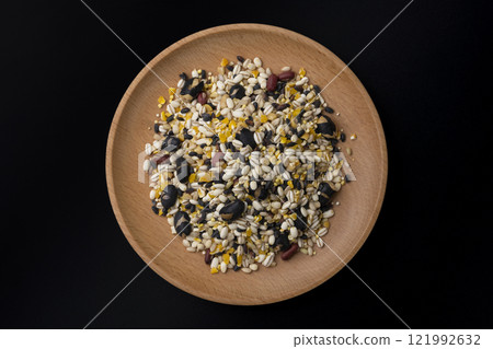 黑色背景下木盤上十六粒米的俯視圖 121992632