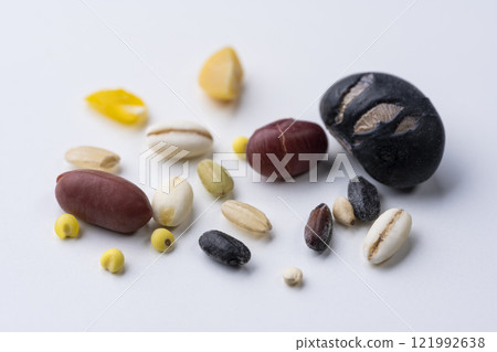 白色背景十六粒米的特寫 121992638