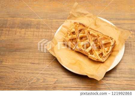 Hand made apple pie 121992868