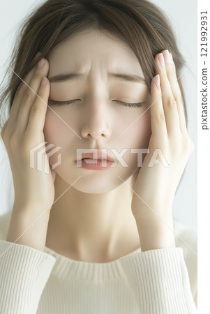 疲憊女人的臉部表情“AI生成影像” 121992931