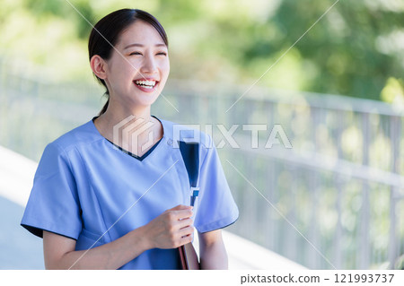 在醫院工作的漂亮年輕護士，面帶微笑 121993737