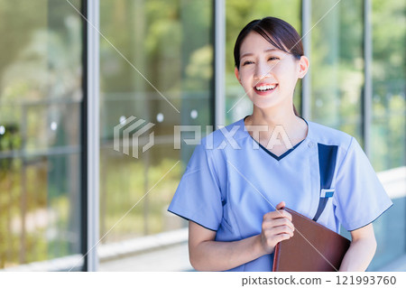 在醫院工作的漂亮年輕護士,面帶微笑 在醫院工作的漂亮年輕護士,面帶微笑 121993760