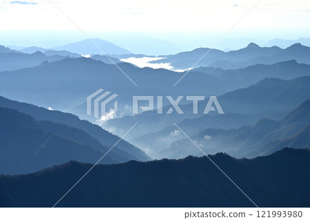 早晨1 四國山地（高知縣阿川郡伊野町，從UFO線出發） 121993980