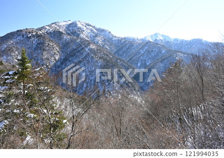 劍山和二郎岬的冬季風景（德島縣三好市東屋） 121994035