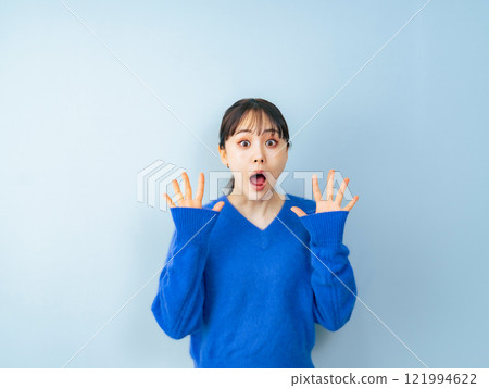 一個驚訝的表情的女人 121994622