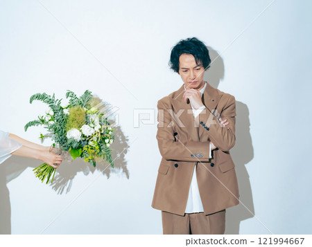 A man who is troubled by being given a bouquet Bridal photo Wedding photo Pre-wedding photo 121994667