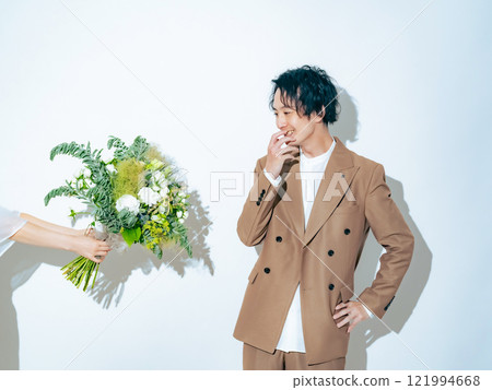 A man who is embarrassed when he is given a bouquet Bridal photo Wedding photo Pre-wedding photo 121994668