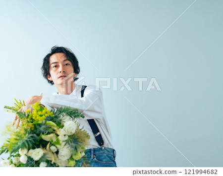 Men's portrait 121994682