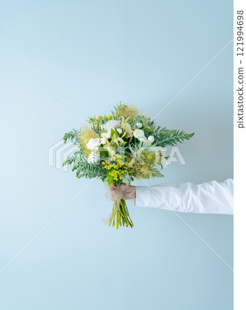 手拿著一束花 121994698