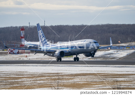 冬季,飛機降落在北海道千歲市新千歲機場 冬季,飛機降落在北海道千歲市新千歲機場 121994874