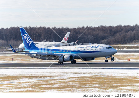 冬季，飛機降落在北海道千歲市新千歲機場 121994875