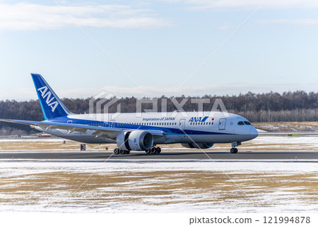 冬季，飛機降落在北海道千歲市新千歲機場 121994878