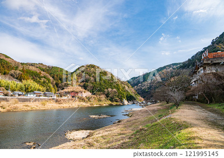 Winter scenery of Kizugawa River, Kasagi Town, Kyoto Prefecture Winter scenery of Kizugawa River, Kasagi Town, Kyoto Prefecture 121995145