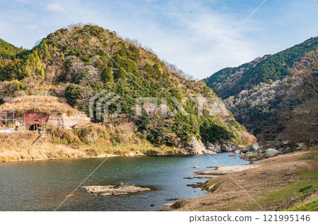 京都府笠置町冬季木津川風光 京都府笠置町冬季木津川風光 121995146