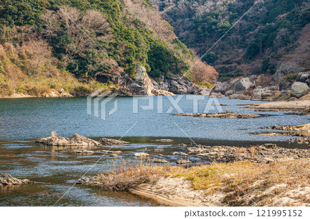 Winter scenery of Kizugawa River, Kasagi Town, Kyoto Prefecture 121995152