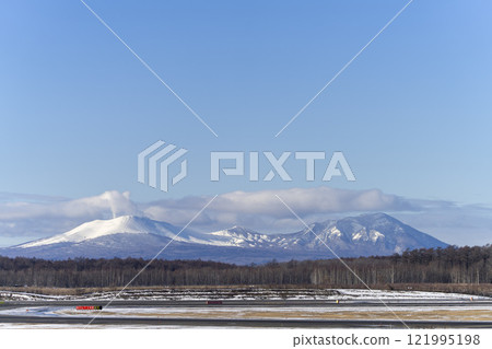 北海道千歲市新千歲機場、樽前山、不富士岳的冬季景色 121995198