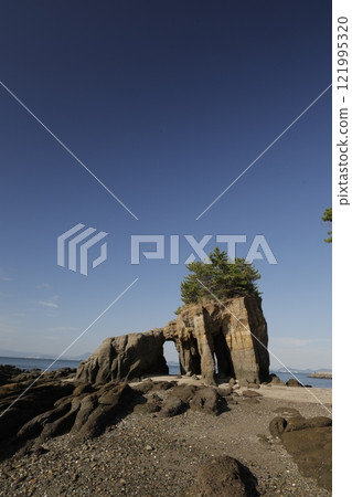 Dawn at Kuguri Rock [Yamaguchi] 121995320