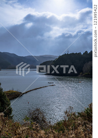從極冷的奈良布雲水庫鉛色天空到明媚的春天,陽光透過雲層照射,湖面變得更加明亮① 從極冷的奈良布雲水庫鉛色天空到明媚的春天,陽光透過雲層照射,湖面變得更加明亮① 121995422