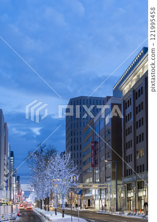 北海道札幌冬季札幌車站前的彩燈 北海道札幌冬季札幌車站前的彩燈 121995458