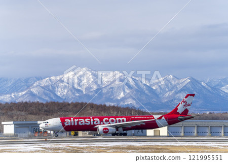 冬季，飛機在北海道千歲市新千歲機場滑行 121995551