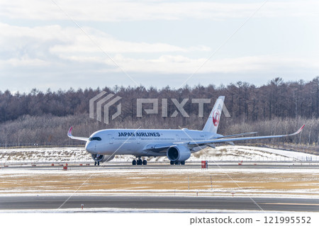 冬季，飛機在北海道千歲市新千歲機場滑行 121995552