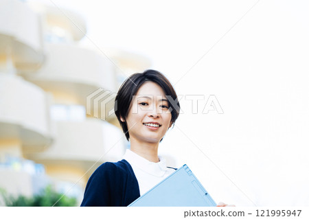 Female medical staff 121995947