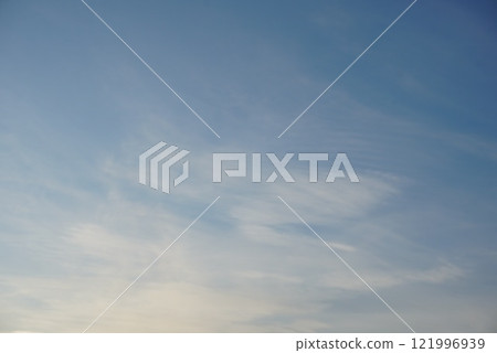 在夕陽下沾染的雲 121996939