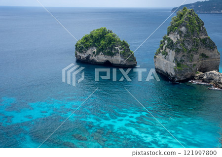 鑽石海灘 碧藍的海水和潔白的沙灘① 121997800