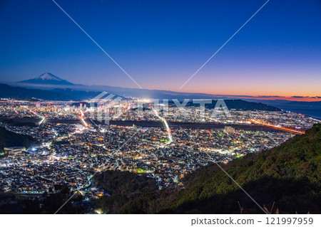 [Shizuoka Prefecture] Mount Fuji beyond the city lights of Shizuoka before dawn 121997959