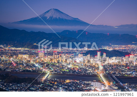 [靜岡縣] 黎明前靜岡路燈後面的富士山 121997961