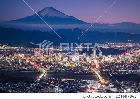 [Shizuoka Prefecture] Mount Fuji beyond the city lights of Shizuoka before dawn 121997962