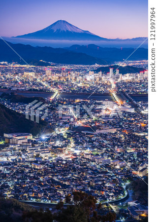 [靜岡縣] 黎明前靜岡路燈後面的富士山 121997964