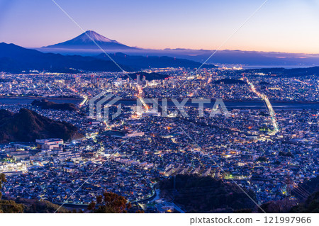 [Shizuoka Prefecture] Mount Fuji beyond the city lights of Shizuoka before dawn 121997966