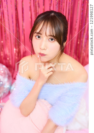 派對室中年輕女子的時尚肖像 121998127