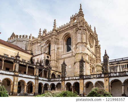 Main cloister of the Monastery of the Order of Christ, Convento de Cristo in Tomar, Portugal. 121998357