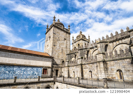 Porto Cathedral - Se do Porto, a Roman Catholic church located in the historical center of the city of Porto, Portugal Porto Cathedral - Se do Porto, a Roman Catholic church located in the historical center of the city of Porto, Portugal 121998404