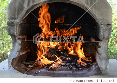 Barbecue grill with fire flames - Empty fire grid Barbecue grill with fire flames - Empty fire grid 121998521