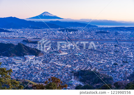 [Shizuoka Prefecture] Mount Fuji over the Shizuoka cityscape shining with the morning sun shining through 121998556
