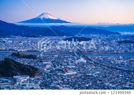 [靜岡縣]靜岡市街景之外的富士山在早晨的陽光下閃閃發光 121998560