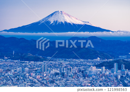 [Shizuoka Prefecture] Mount Fuji over the Shizuoka cityscape shining with the morning sun shining through 121998563