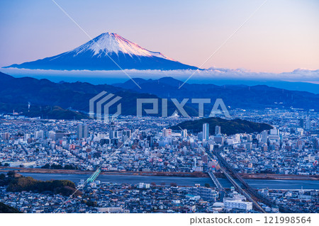 [Shizuoka Prefecture] Mount Fuji over the Shizuoka cityscape shining with the morning sun shining through 121998564