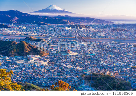 [Shizuoka Prefecture] Mount Fuji over the Shizuoka cityscape shining with the morning sun shining through 121998569