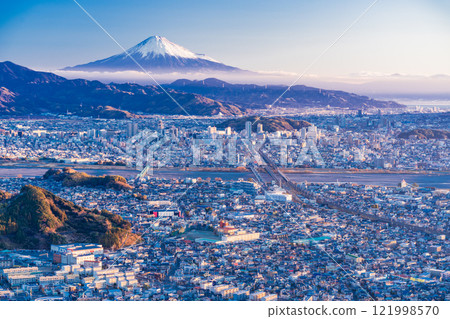 [靜岡縣]靜岡市街景之外的富士山在早晨的陽光下閃閃發光 121998570