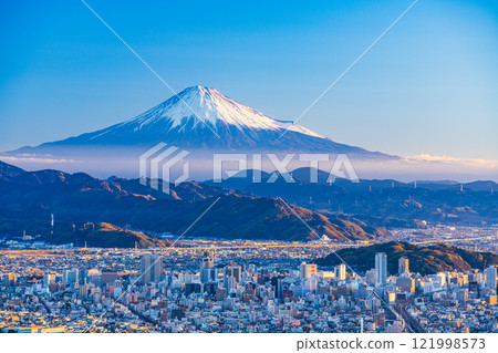 [Shizuoka Prefecture] Mount Fuji over the Shizuoka cityscape shining with the morning sun shining through 121998573