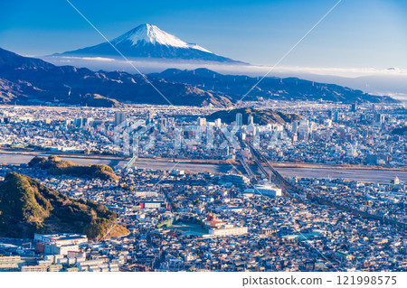 [Shizuoka Prefecture] Mount Fuji over the Shizuoka cityscape shining with the morning sun shining through 121998575